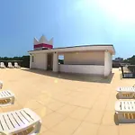 Apartamento Garden Retreat Steps From The Pool *