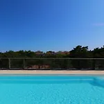 Апартаменти Garden Retreat Steps From The Pool *