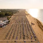 Апартаменти Garden Retreat Steps From The Pool Бібіоне
