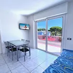 아파트 Garden Retreat Steps From The Pool *