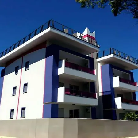 Garden Retreat Steps From The Pool Lejlighed