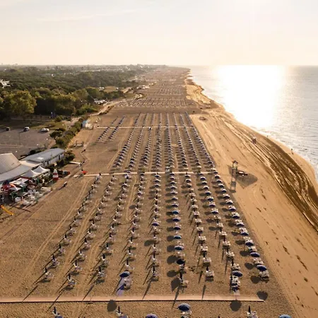 Garden Retreat Steps From The Pool דירה
