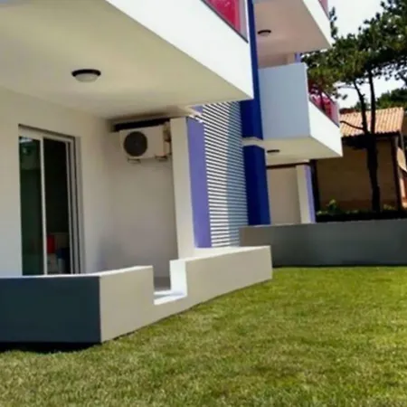 Garden Retreat Steps From The Pool ביביונה