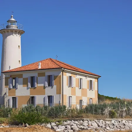 Garden Retreat Steps From The Pool דירה