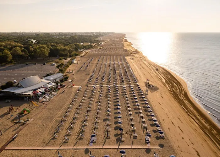 Garden Retreat Steps From The Pool Apartment